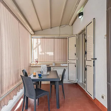 Guesthost - Naxos Bay Flat With Terrace 50 Meters From The Sea ジャルディーニ・ナクソス